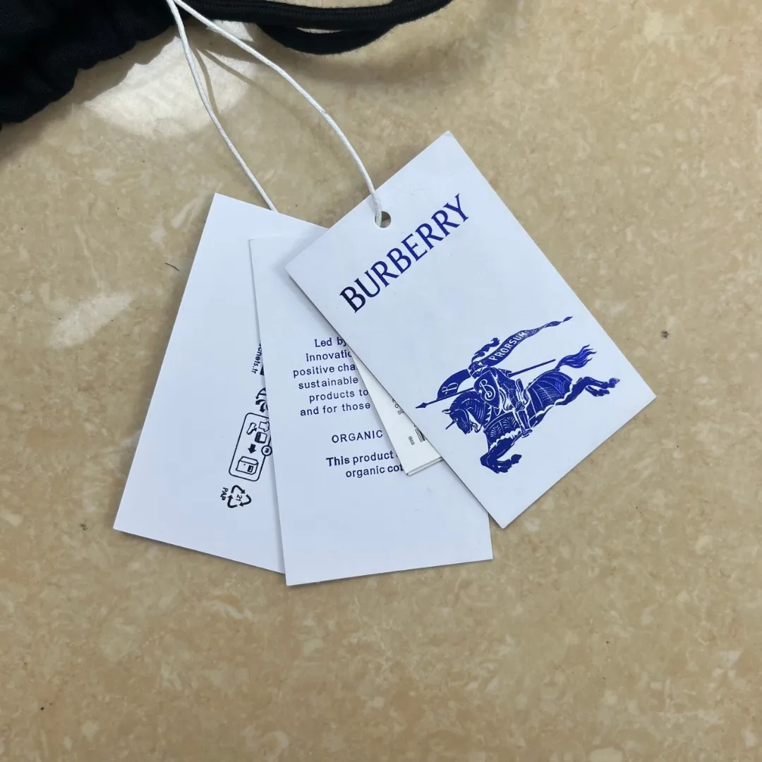 BR 831 🔘 𝐁𝐮𝐫𝐛𝐞𝐫𝐫𝐲 26SS * Burberry ， Classic ， Retro ， 。 🔹 ： ， ， ， 、 ， Breathable 。 ： ， ， ， ； ， ， 。 ：Classic ， ， 、 ， ； ， ， 。 🔹 ： ， Retro Classic ， Classic ， ， ， ， 。 ： ， ， ； ， ， ； ， ， ； Black、Cream White Classic ， ， Versatile； 、 ， Authentic ， 。 Size：S M L XL XXL ：Black Khaki